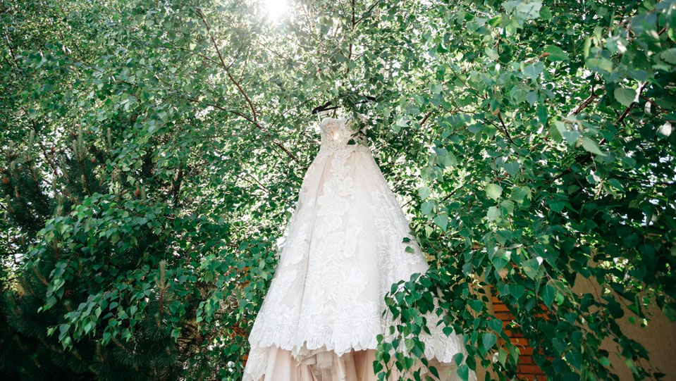 Vestimenta para una boda verde